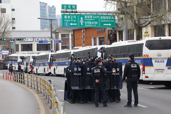 윤석열 대통령 탄핵 선고 기일을 앞두고 서울 종로구 헌법재판소 인근 도로 통행이 통제되고 있다. (사진=연합뉴스)