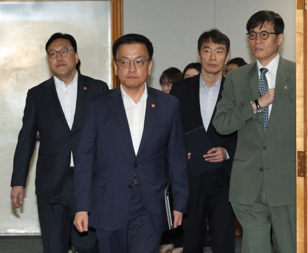 3일 서울 중구 은행회관에서 열린 ''에서 최상목 경제부총리 겸 기획재정부 장관이 참석자들과 간담회장으로 들어서고 있다. 왼쪽부터 김병환 금융위원장, 최상목 부총리, 이복현 금융감독원장, 이창용 한국은행 총재. (사진=연합뉴스)