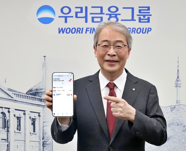 임종룡 우리금융그룹 회장이 우리투자증권 '우리WON MTS' 앱을 설치한 후 주요 기능을 이용해보고 있다. (사진=우리금융)