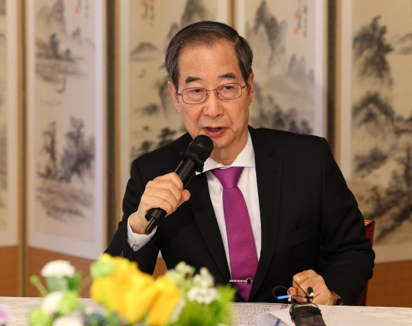 한덕수 대통령 권한대행 국무총리가 3일 서울 총리공관에서 경제안보전략 TF회의를 하고 있다. (사진=연합뉴스/대통령실통신사진기자단)