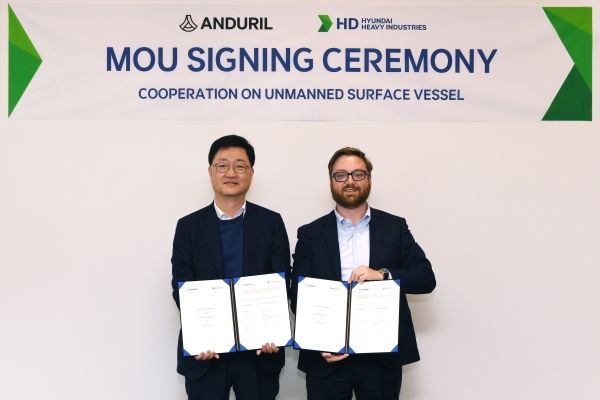 HD현대와 안두릴은 최근 서울 계동 현대빌딩에서 HD현대중공업 주원호 특수선사업대표(왼쪽)와 안두릴의 브라이언 쉼프 공동설립자 겸 최고경영자가 참석한 가운데 ‘무인수상정 개발 및 시장 진출을 위한 양해각서(MOU)’를 체결했다. (사진=HD현대)
