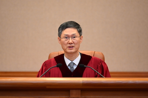 문형배 헌법재판소장 권한대행이 4일 서울 종로구 헌법재판소 대심판정에서 열린 윤석열 대통령 탄핵심판 선고에 입장해 있다. (사진=연합뉴스)