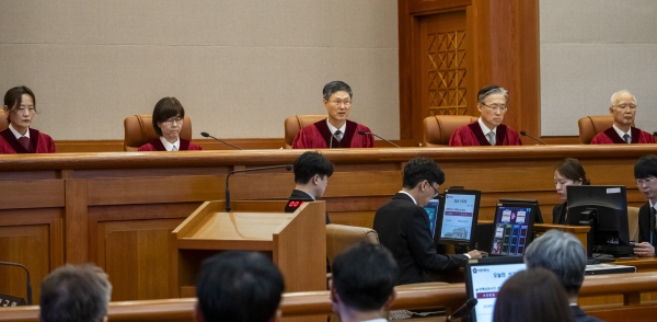 문형배 헌법재판소장 권한대행(가운데)이 4일 서울 종로구 헌법재판소 대심판정에서 윤석열 대통령 탄핵심판 인용 결정문을 낭독하고 있다.(사진=연합뉴스)