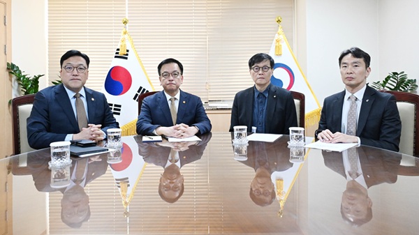 최상목 경제부총리 겸 기획재정부 장관이 4일 서울 종로구 정부서울청사에서 열린 거시경제·금융현안 간담회에서 기념촬영을 하고 있다. (왼쪽부터) 김병환 금융위원장, 최상목 부총리, 이창용 한국은행 총재, 이복현 금융감독원장. (사진=연합뉴스)