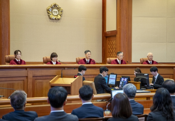 문형배 헌법재판소장 권한대행(가운데)이 4일 서울 종로구 헌법재판소 대심판정에서 윤석열 대통령 탄핵심판 인용 결정문을 낭독하고 있다. (사진=연합뉴스)