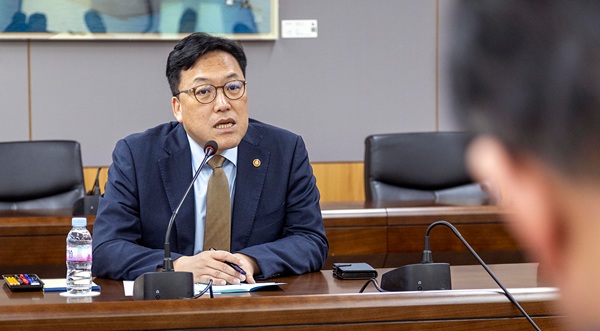 김병환 금융위원장이 4일 오후 긴급 간부회의를 주재하고 금융시장 안정 등 당부사항을 전하고 있다. (사진=금융위원회)