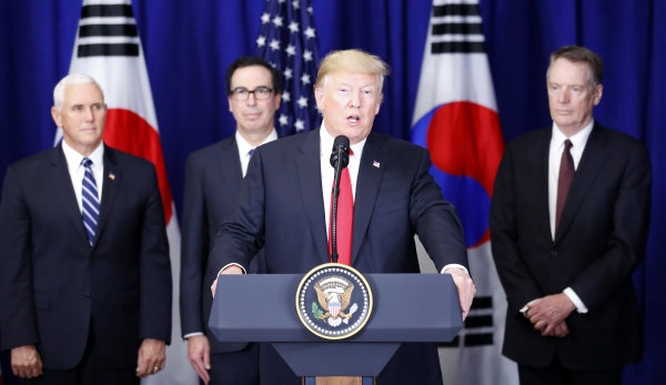 도널드 트럼프 미국 대통령이 24일 오후 (현지시간) 미국 뉴욕 롯데 뉴욕팰리스 호텔에서 열린 '한미 자유무역협정(FTA) 서명식'에서 '한미 자유무역협정(FTA)에 관한 공동성명'에 서명하기 앞서 발언하고 있다. (사진=연합뉴스)