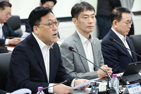 김병환 금융위원장(왼쪽)이 7일 오전 서울 종로구 정부서울청사에서 금융감독원장, 5대 금융지주회장, 정책금융·유관기관장 및 금융협회장들이 참석하는 금융상황 점검회의를 주재하고 있다. (사진=금융위원회)