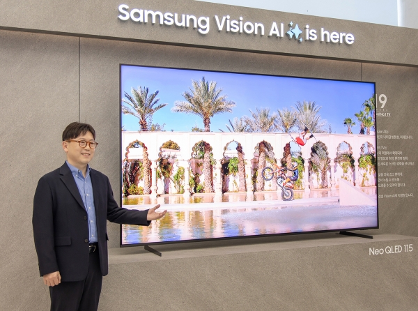용석우 삼성전자 사장이 'Unbox & Discover 2025' 행사에서 115형 초대형 TV를 소개하고 있다. (사진=삼성전자)