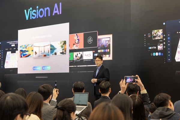 용석우 삼성전자 사장이 'Unbox & Discover 2025'  2025년 TV 전략을 소개했다. (사진=삼성전자)