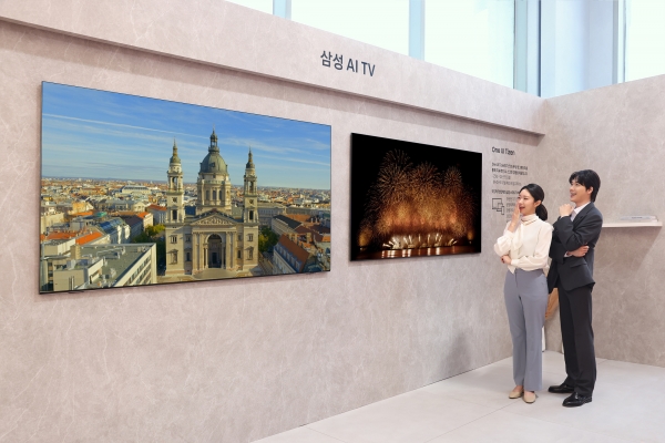 삼성전자 모델이 삼성 강남에서 진행된 'Unbox & Discover 2025' 행사에서  2025년 AI TV 신제품을 소개하고 있다. (사진=삼성전자)