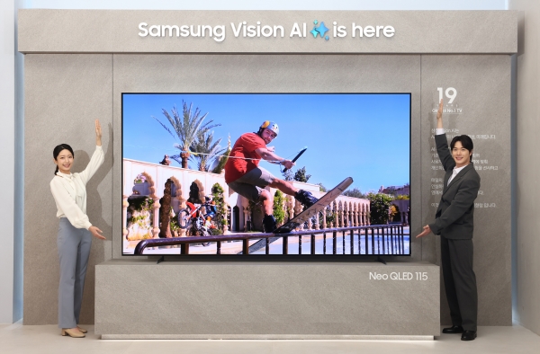 삼성전자 모델이 삼성 강남에서 진행된 'Unbox & Discover 2025' 행사에서 115형 초대형 TV를 소개하고 있다. (사진=삼성전자)