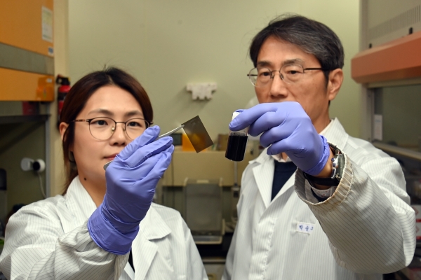 ETRI 연구진이 그래핀을 활용해 개발한 광경화 투명필름과 그래핀 광경화 콜로이드 조성물. (사진=한국전자통신연구원)