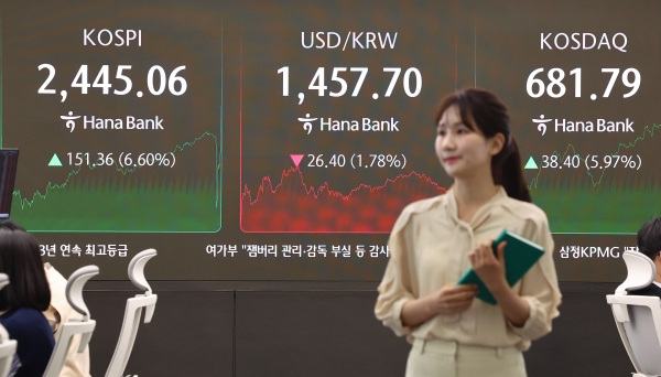 도널드 트럼프 미국 대통령이 각국에 부과한 상호관세 적용을 유예한다고 밝힌 10일 서울 중구 하나은행 본점 딜링룸 현황판에 코스피, 원/달러 환율, 코스닥 지수가 표시돼 있다. (사진=연합뉴스)
