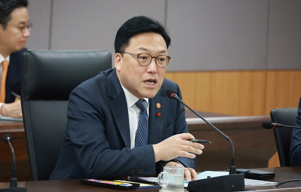 김병환 금융위원장이 16일 오전 정부서울청사에서 확대간부회의를 주재하고 당부사항을 전달하고 있다. (사진=금융위원회)