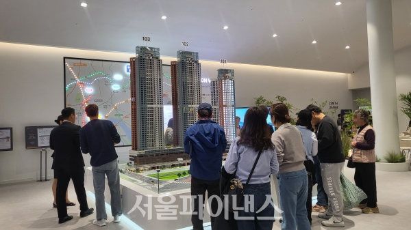 두산위브더제니스 평내호평역 N49 견본주택의 방문객들이 설명을 들으며 아파트 구조물을 살펴보고 있다. (사진=김예온 기자)
