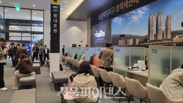 방문객들이 상담원들과 상담하거나 상담을 기다리고 있다 (사진=김예온 기자)