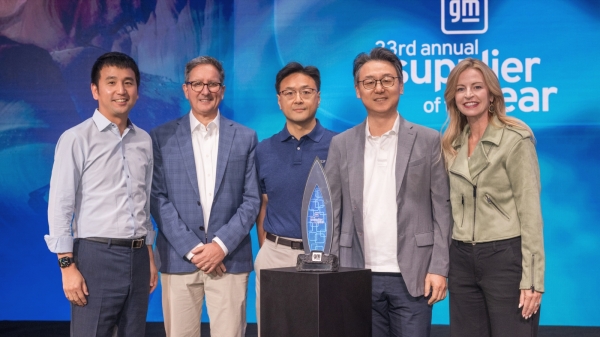 LG전자가 글로벌 자동차 제조사 GM의 '올해의 공급사'로 선정됐다. 사진은 미국 애리조나주에서 열린 '제33회 올해의 공급사 시상식'에서 LG전자 VS사업본부장 은석현 부사장(왼쪽에서 네번째)과 VS북미법인장 오해진 상무(왼쪽에서 세 번째) 등이 GM의 크리스틴 토스 전장부품·소프트웨어·커넥티비티 구매 총괄(왼쪽에서 다섯 번째)과 기념사진을 찍고 있는 모습. (사진=LG전자)
