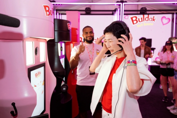 지난 11일(현지시간) 미국 캘리포니아 안디오에서 열린 '코첼라' 행사 불닭소스 부스에 방문한 김정수 삼양식품 부회장. (사진=삼양식품)