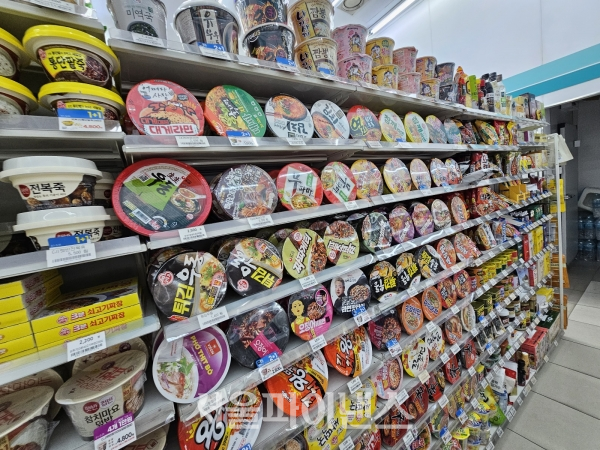 편의점에 컵라면이 진열돼 있다. (사진=박소다 기자)