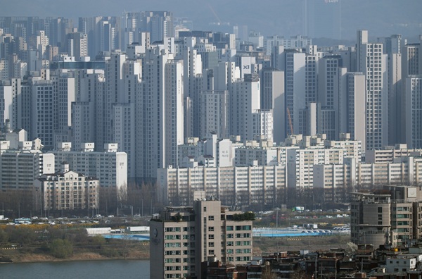 서울 한강에서 바라본 강남구 아파트 단지 전경 (사진=연합뉴스)
