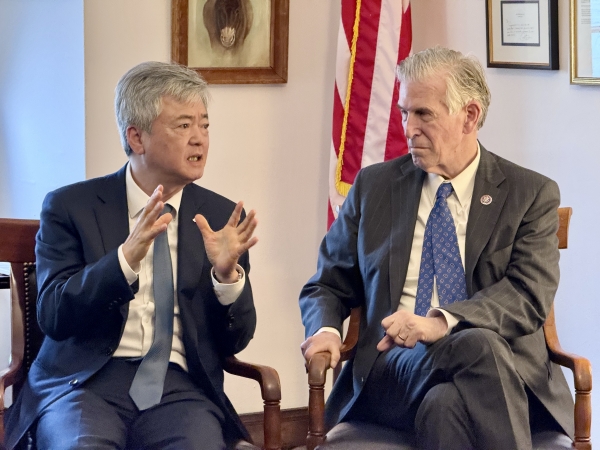 15일(현지시간) 미국 워싱턴 D.C.에서 이인호 한국무역협회(KITA) 부회장(왼쪽)과 돈 바이어미국 버지니아주 하원의원(민주당)이 한미 통상 현안에 대해 논의하고 있다. (사진=한국무역협회)