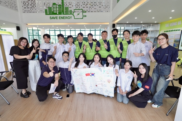 베트남 타인호아성'기후변화 대응 교육센터'에서 현대엔지니어링 글로벌 봉사단과 학생들이 기념사진을 촬영하고 있다. (사진=현대엔지니어링)