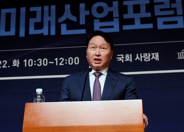 최태원 대한상의 회장이 22일 서울 여의도 국회 사랑재에서 열린 국회 싱크탱크 미래산업포럼 발족식에서 '최근 한국경제의 도전과제와 대응방향'을 주제로 기조연설 하고 있다. (사진=연합뉴스/공동취재)