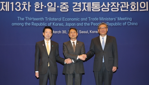 지난달 30일 서울 중국 대한상공회의소에서 열린 제13차 한중일 경제통상장관회의에서 안덕근 산업통상자원부 장관(가운데)과 무토 요지 일본 경제산업상(왼쪽), 왕원타오 중국 상무부장이 기념 촬영을 하고 있다. (사진=연합뉴스)
