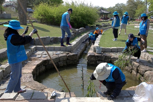 현대제철 해피프리즘 가족봉사단이 지난 26일 면천면 일대에서 봉사활동하고 있는 모습(사진=현대제철)
