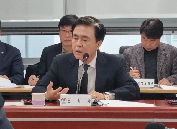 김태흠 지사가 28일 실국원장하는 모습(사진=하동길 기자)