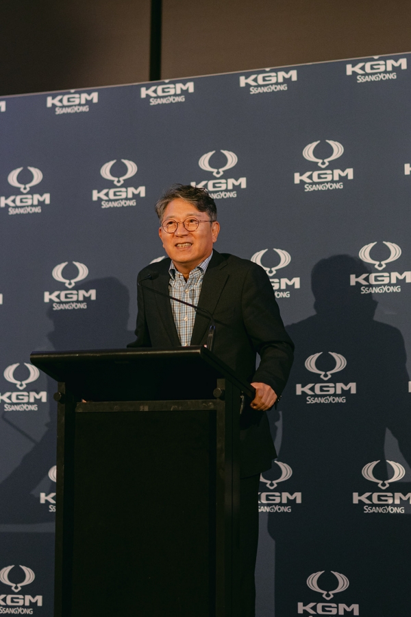 곽재선 KGM 회장이 지난해 10월 토레스 호주 출시 현장에 참석한 모습 (사진=케이지모빌리티)