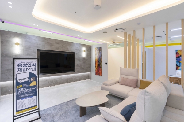 홈씨씨 인천점에 마련된 '홈 iot 체험' 공간.(사진=KCC글라스)