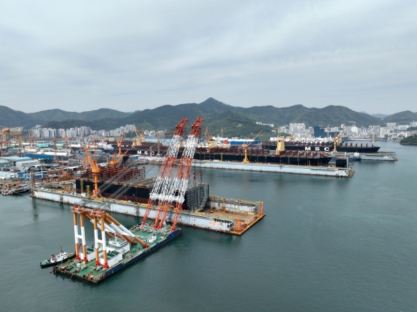 한화오션 부유식 도크에서 건조되고 있는 선박 전경 (사진=한화오션)
