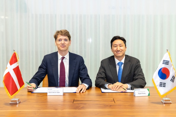 로버트 머스크 우글라 머스크 의장(왼쪽)과 정기선 HD현대 수석부회장(오른쪽)이 '탈탄소 해운 기술 및 글로벌 통합 물류 서비스'를 위한 협력 관계를 맺었다. (사진=HD현대)