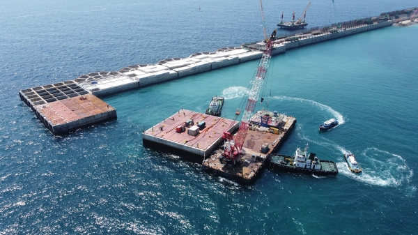 포항 영일만에서 울릉공항 건설 현장으로 운송 중인 케이슨 모습 (사진=DL이앤씨) 