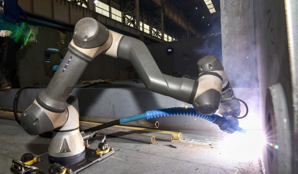 HD현대삼호에서 로봇이 용접하는 모습 (사진=HD현대)