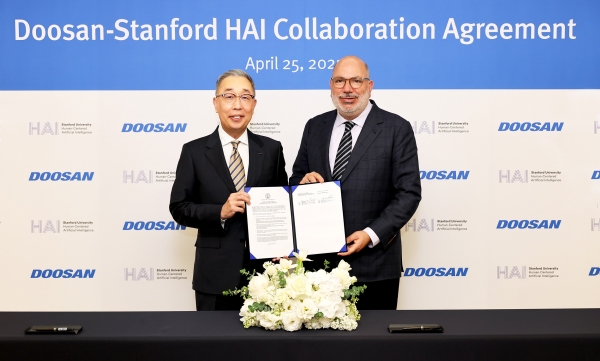 지난달 25일 서울 동대문 두산타워에서 열린 산학협력 협약식에서 박지원 두산그룹 부회장(왼쪽)과 제임스 랜데이 스탠포드 대학 HAI 연구소 공동연구소장(오른쪽)이 기념사진을 촬영하고 있다. (사진=두산그룹)