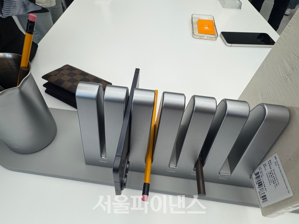 연필과 비교한 '갤럭시 S25 엣지' 두께 (사진=이도경 기자)