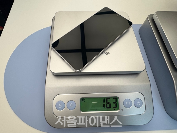 갤럭시 S25 무게 (사진=이도경 기자)