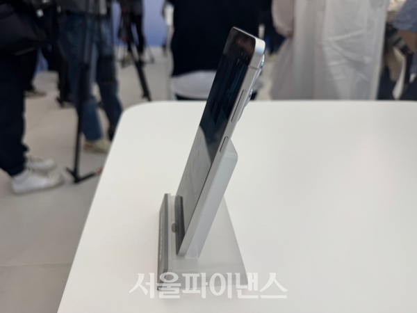 갤럭시 S25 엣지 옆면 디자인 (사진=이도경 기자)