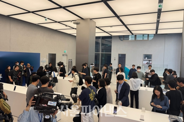 13일 서울 강남 삼성 건물에서 갤럭시 S25 엣지 체험 행사가 열리고 있다. (사진=이도경 기자)