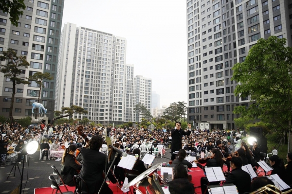 영흥숲 푸르지오 파크비엔 단지에서 웨스턴심포니 오케스트라가 연주를 선보이고 있다. (사진=대우건설)