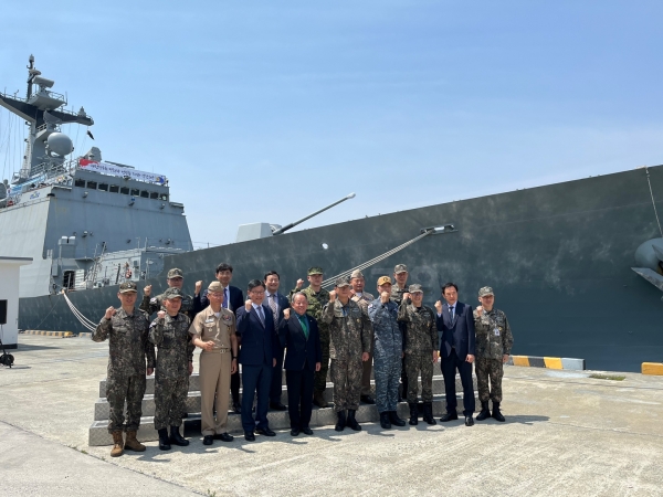 한국해운협회가 청해부대 44진에게 격려품을 전달했다 (사진=한국해운협회)