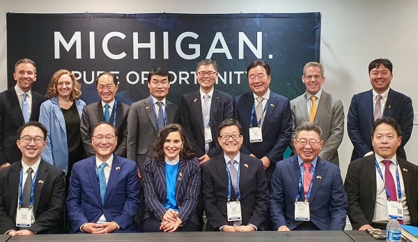 12일(현지시간) 미국 워싱턴 D.C.에서 개최된 '셀렉트 USA'에서 한국무역협회 경제협력사절단이 그레첸 휘트먼 미시간 주지사와 면담을 마치고 기념 촬영을 하고 있다. 사진은 첫 번째줄 왼쪽 첫번째부터 황은석 주성엔지니어링㈜ 사장, 최명배 ㈜엑시콘 회장, 그레첸 휘트머 미시간 주지사, 윤진식 한국무역협회 회장, 오석송 ㈜메타바이오메드 회장, 이동섭 일진그룹 회장. 두번째줄 왼쪽 세번째부터 민은홍 스타키스트 대표이사, 박주언 두산 상무, 김기현 한국무역협회 국제협력본부장, 이준 세아스틸아메리카 대표이사. (사진=한국무역협회)