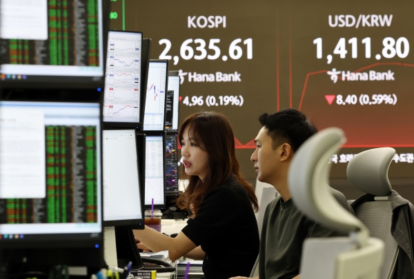 15일 오전 서울 중구 을지로 하나은행 딜링룸에서 직원들이 업무를 하고 있다. (사진=연합뉴스)