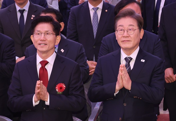 국민의힘 김문수 대선 후보(왼쪽)와 더불어민주당 이재명 대선 후보가 지난 5일 서울 종로구 조계사에서 열린 불기 2569년 부처님오신날 봉축법요식에서 합장하고 있다. (사진=연합뉴스)