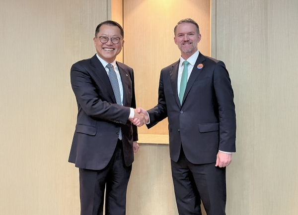 한화오션 김희철 대표(왼쪽)가 16일 오후 미국무역대표부(USTR) 제이미슨 그리어 대표와 만나 조선산업 협력방안에 대해 논의했다