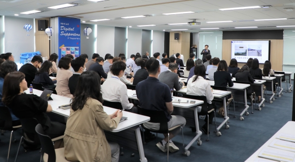 지난 달 28일 서울 종로구 NH농협카드 본사에서 열린 ‘2025년 개인(신용)정보 보호 집합 교육’에서 전주현 공학박사(개인정보보호위원회 개인정보 보호수준 평가 위원)가 NH농협카드 임직원을 대상으로 교육을 진행하고 있다. (사진=NH농협카드)