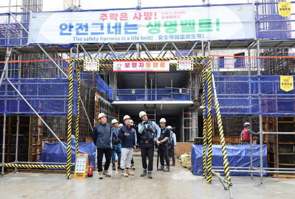 임재욱 SK에코플랜트 CSO(왼쪽 세번째)가 신축공사 현장을 방문해 작업장 안전관리 실태와 예방활동 이행상태를 점검하는 모습 (사진=SK에코플랜트)